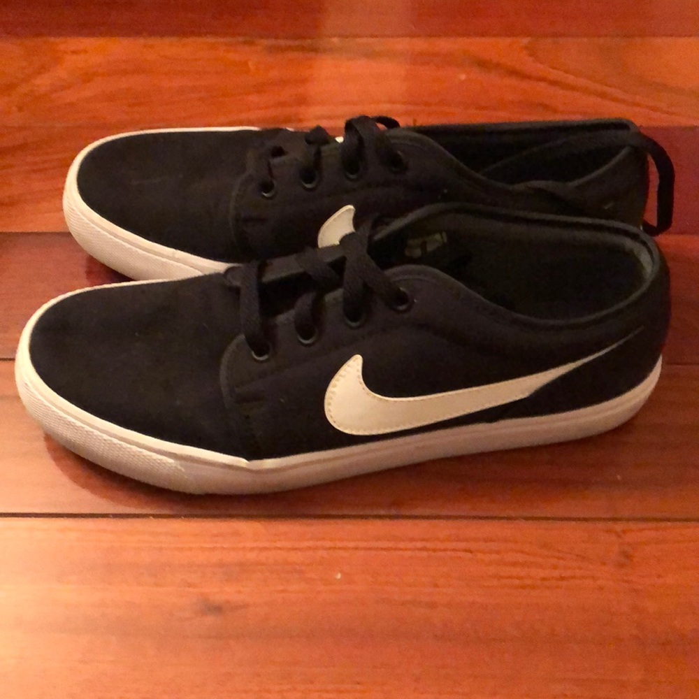 Nike sneaker size 9